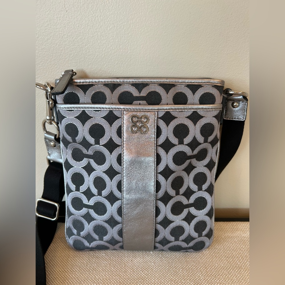 Coach Julia Op Art Swing Pack in Black & Silver w Fuchsia Lining - Picture 4 of 10